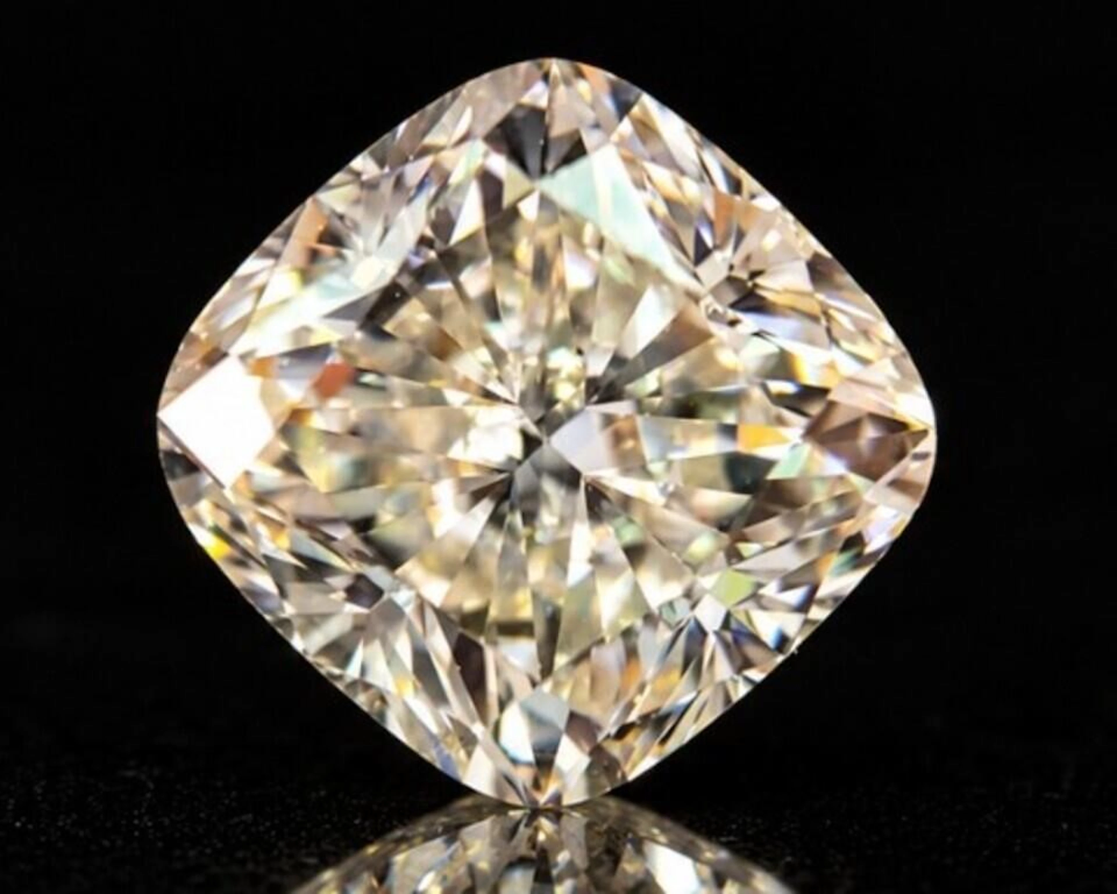 GIA Certified, natural diamond 0.91ct.CUSHIO