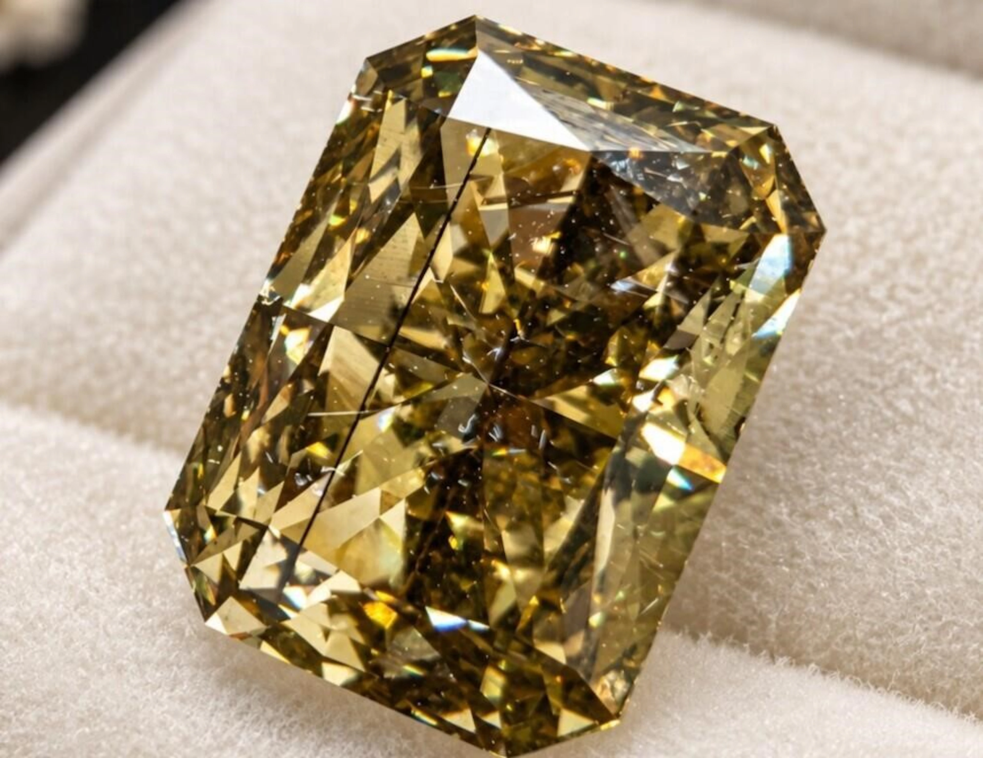 $5000, Lab-grown diamond (6.3ct)gemstone, retail v