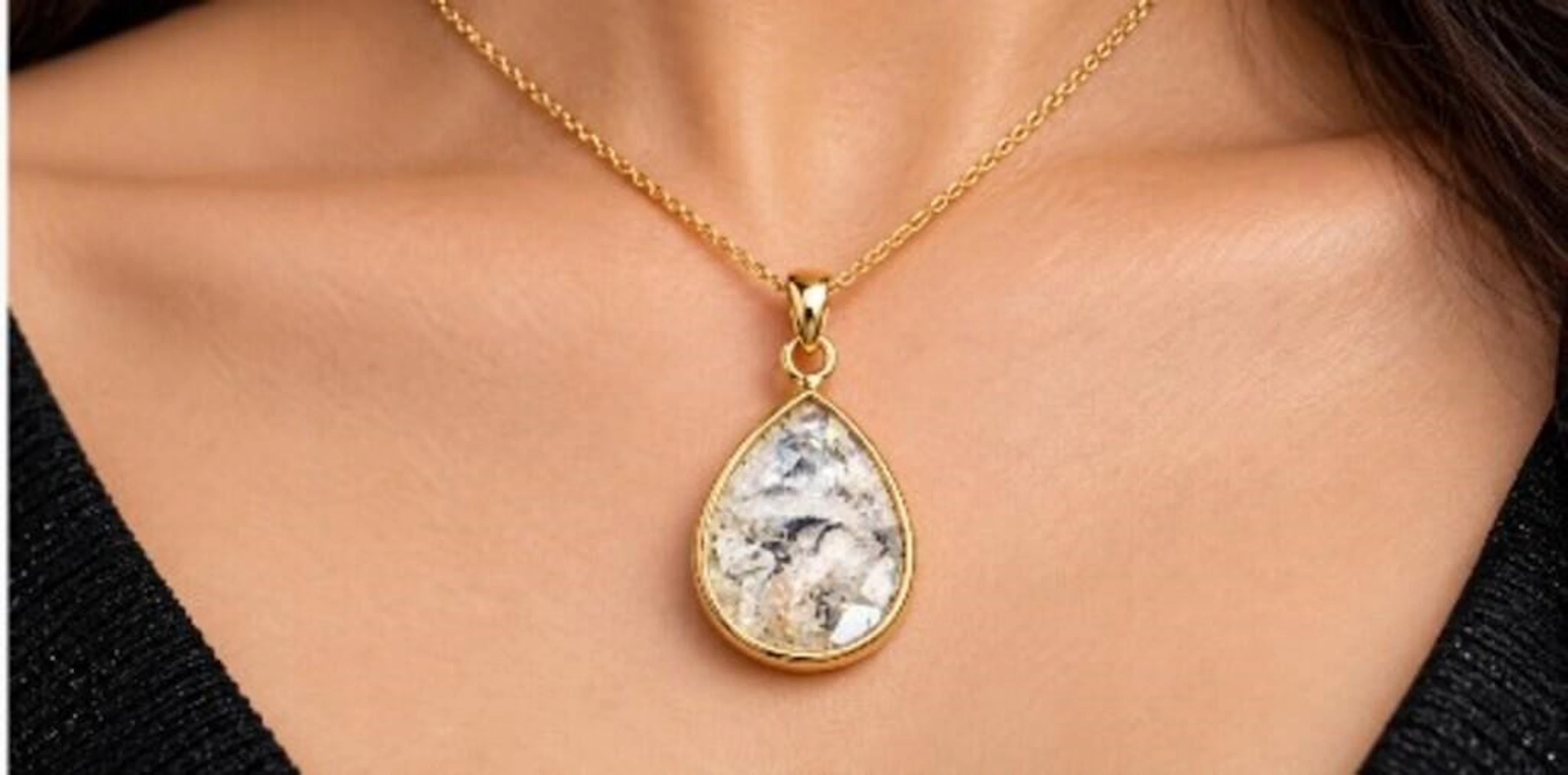 10kdiamond (0.86ct)pendant, retail value $0