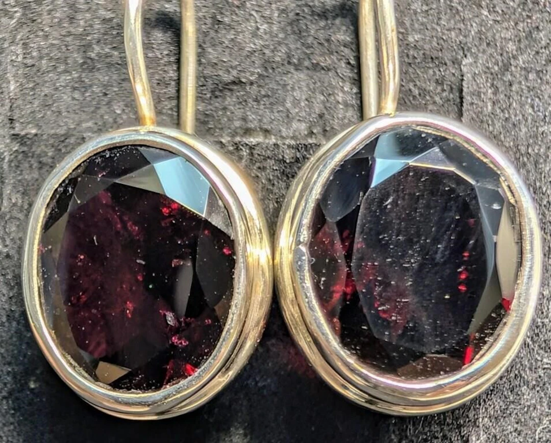 $400, silver(5.9g), garnet (approx 8ct)earring, re