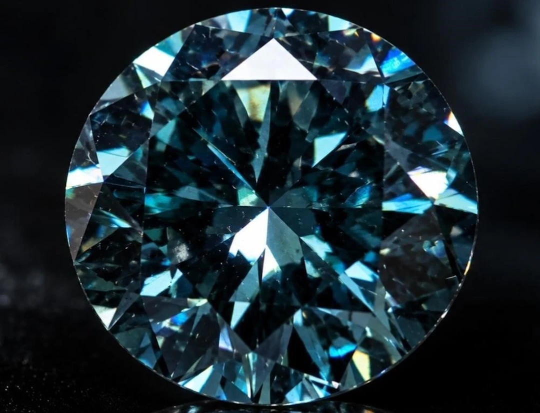 $2400, Lab-grown diamond (2.8ct)gemstone, retail v