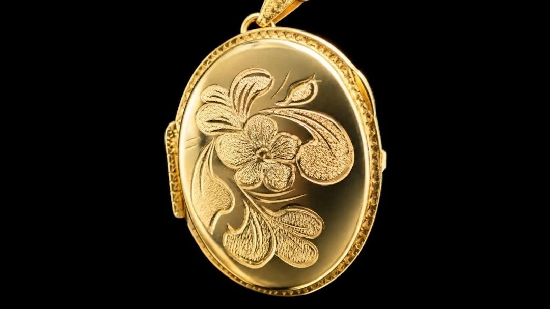 $2200, 10k(6.59g), gold locket with photo compartm