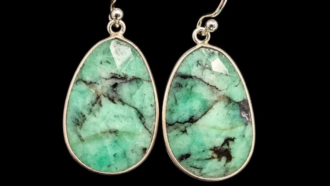 $240, silver(4.5g), emerald (approx 15ct)earring