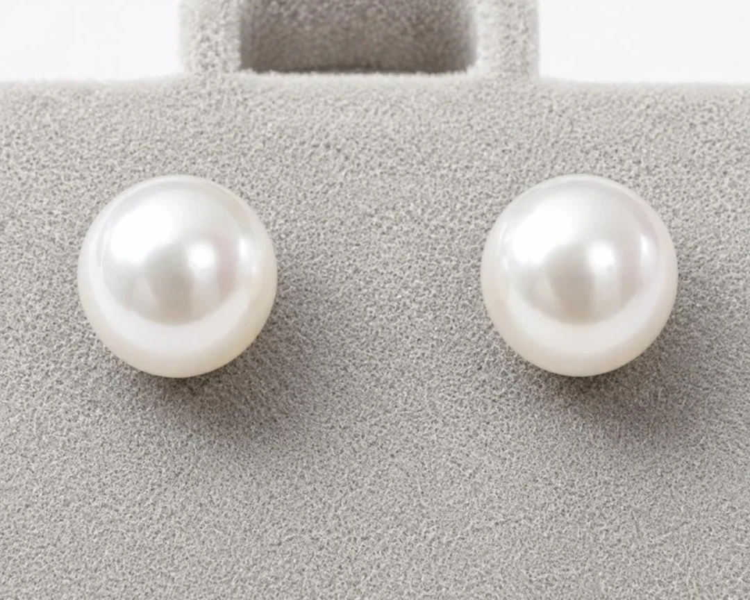 $300, 14k f.w.pearl earring, retail value $300