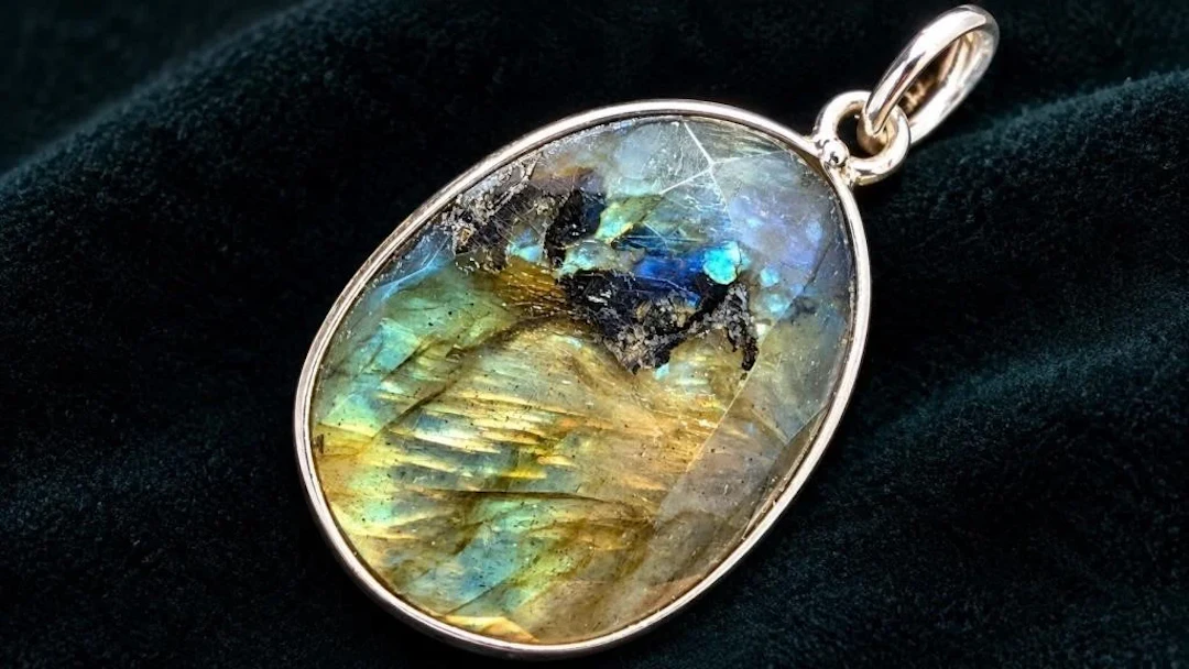 $30, silver(3.2g), pendant, retail value $30