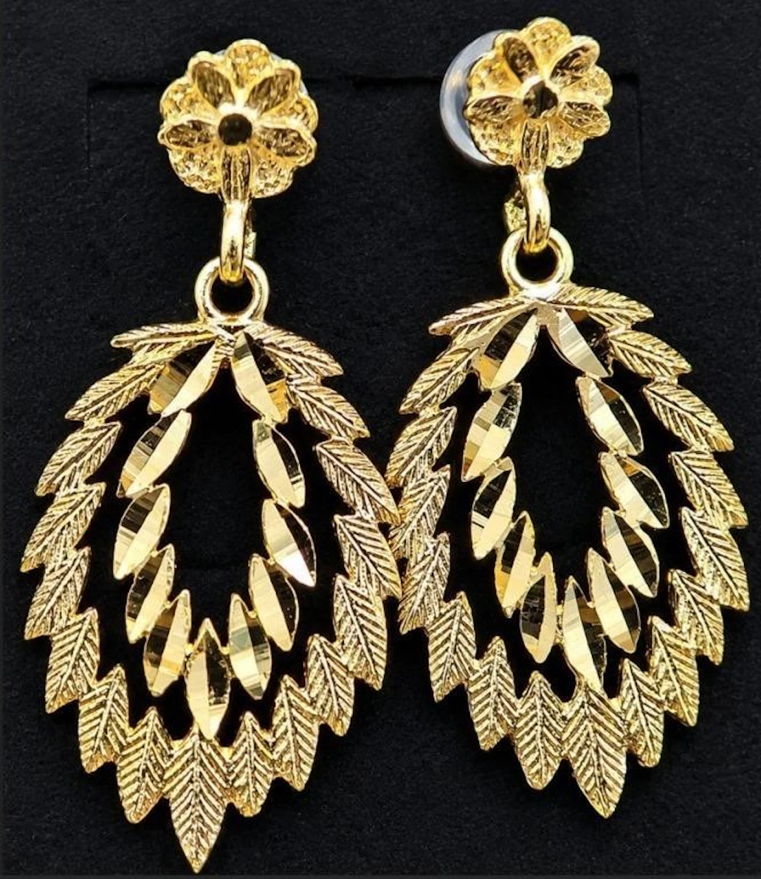 $1800, 10k(2.63g), earring, retail value $1800