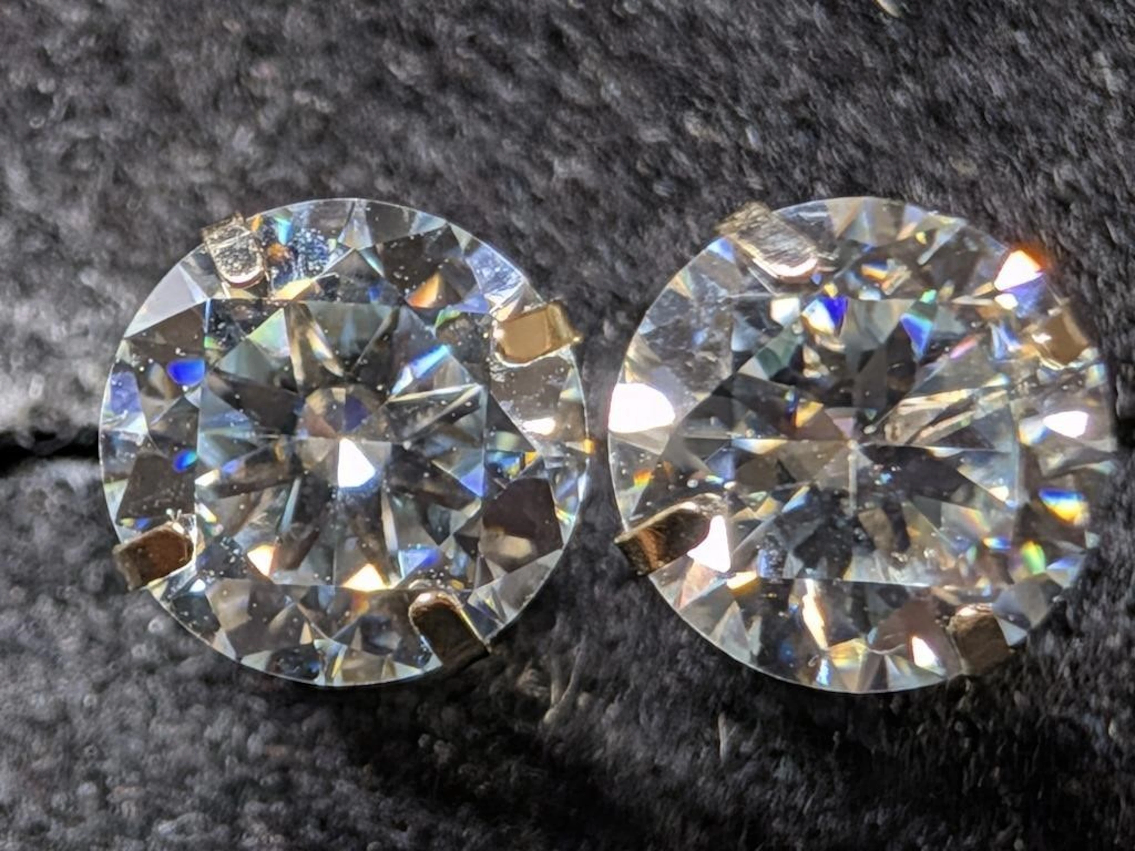 $400, 14kt(0.67g), Moissanite (1.88ct)Earring, app