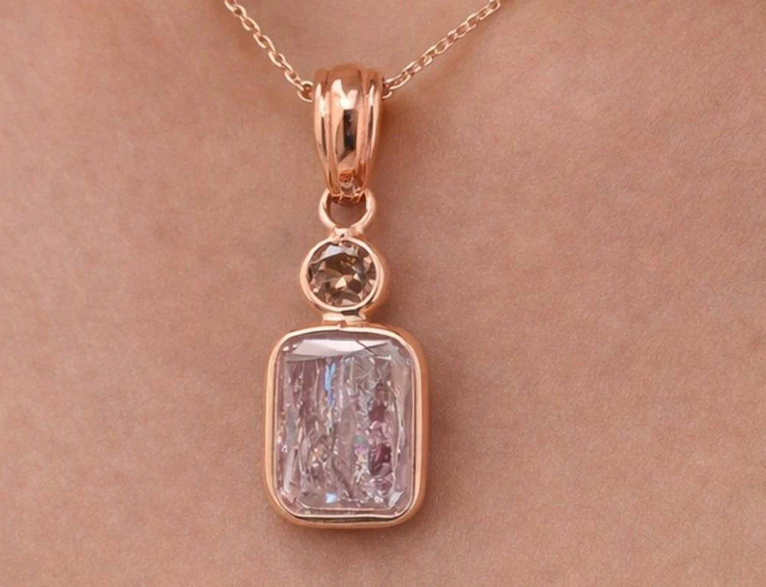$3290, 18k(0.59g), natural pink diamond (1.01+0.12
