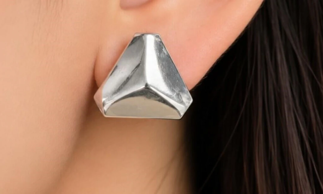 $80, silver(2.81g), earring, retail value $80