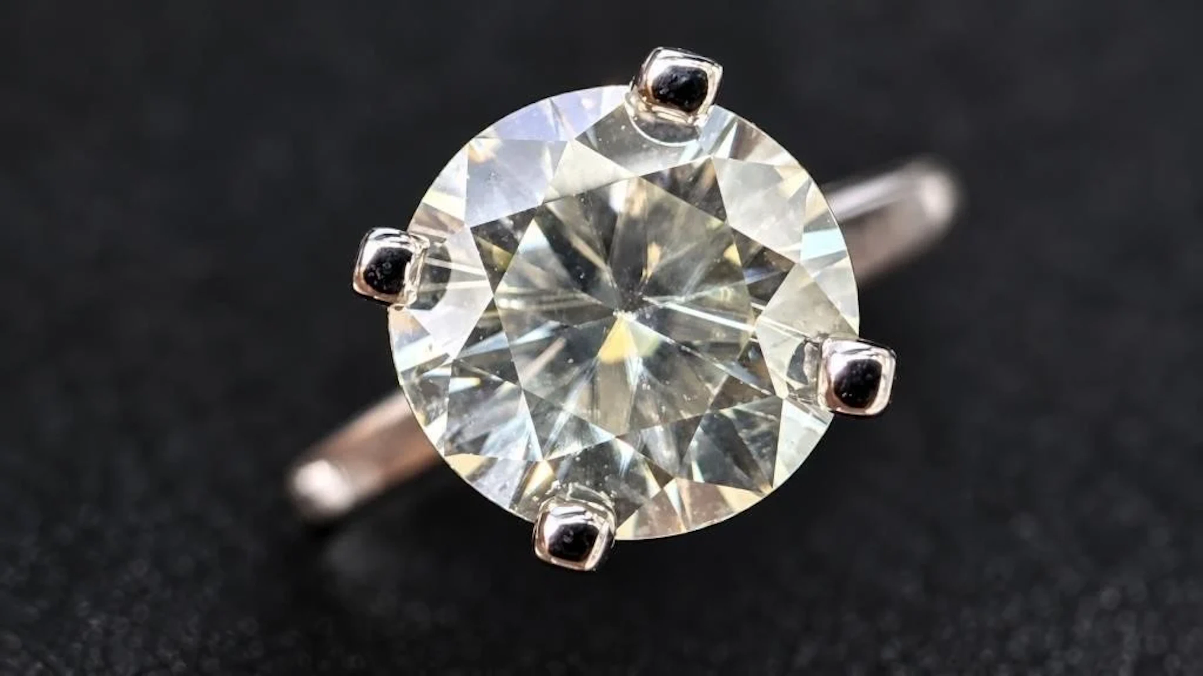 $1600, 10kmoissanite (1.05ct)ring, size 6, retail