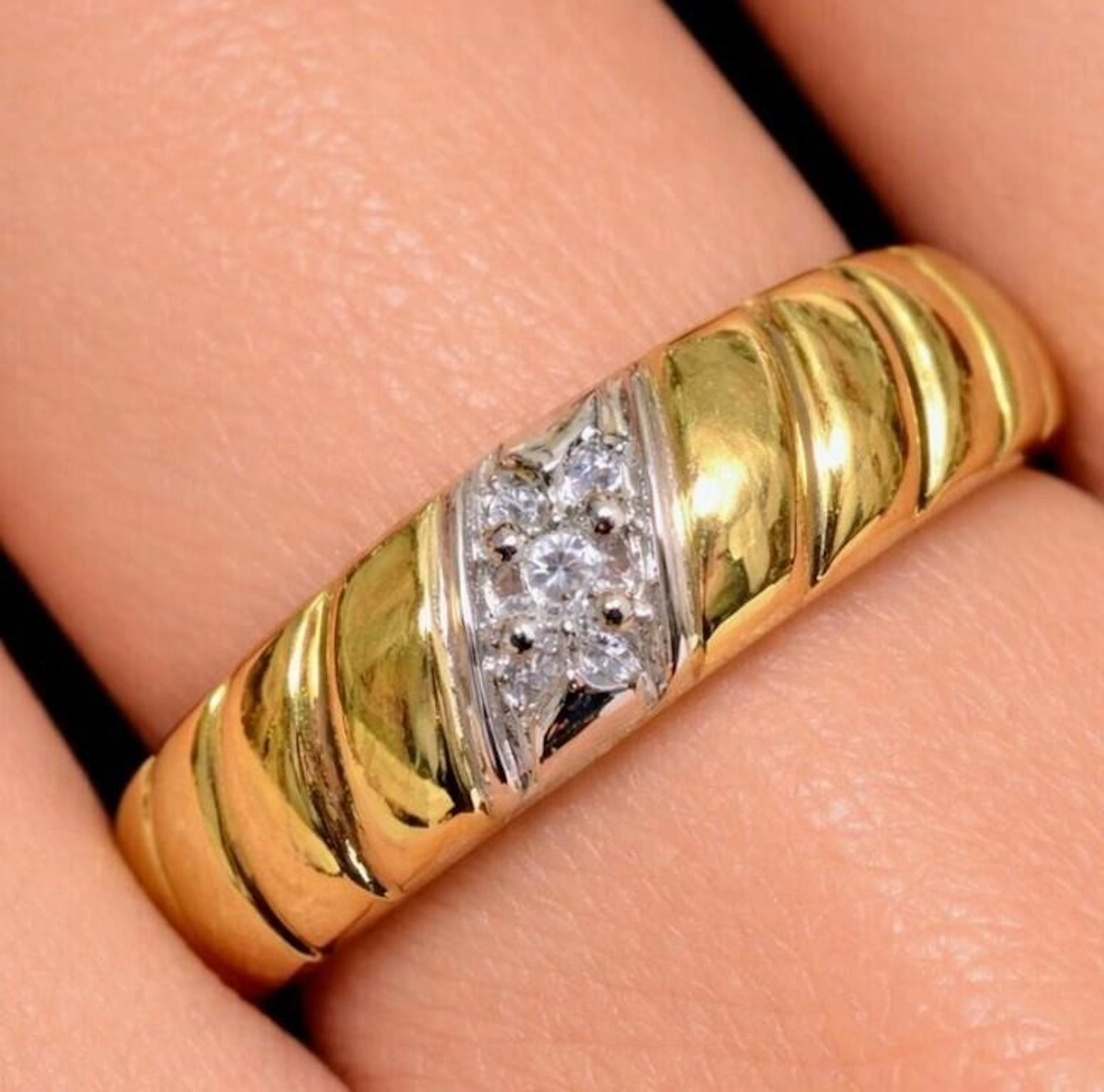 $1000, 10K(3g), Natural Diamond (0.01ct)Ring, size
