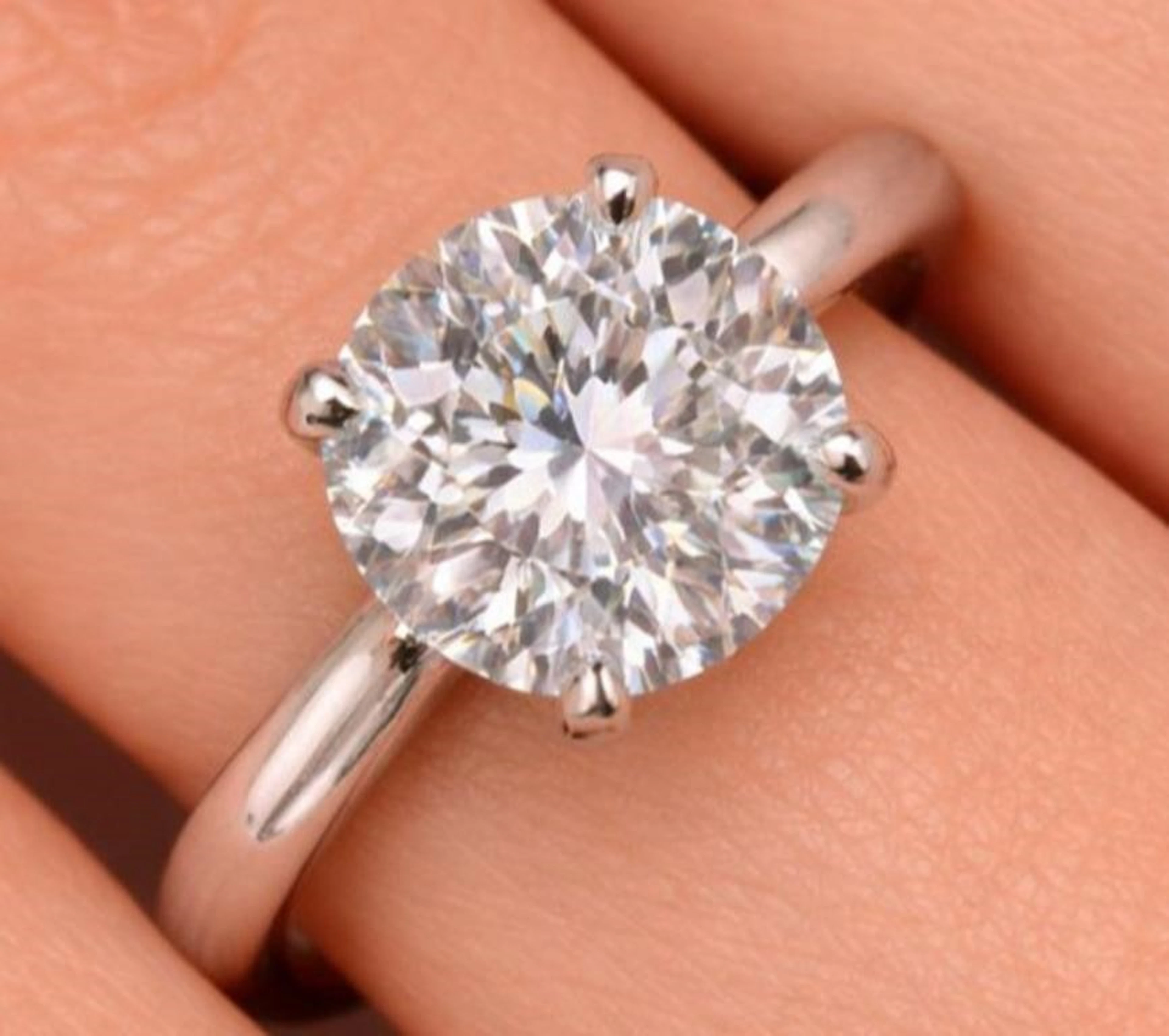 $1600, 14K(1.67g), Moissanite (0.6ct)Ring, size 6.