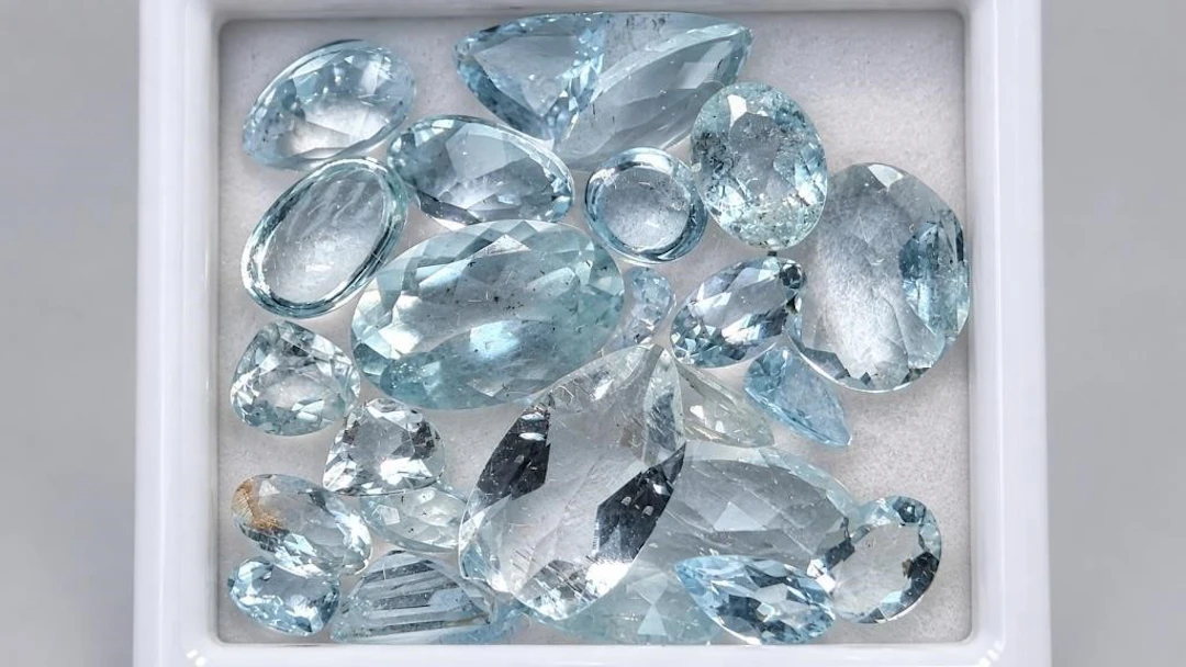 $400, Genuine aquamarine (10ct)gemstone, retail va