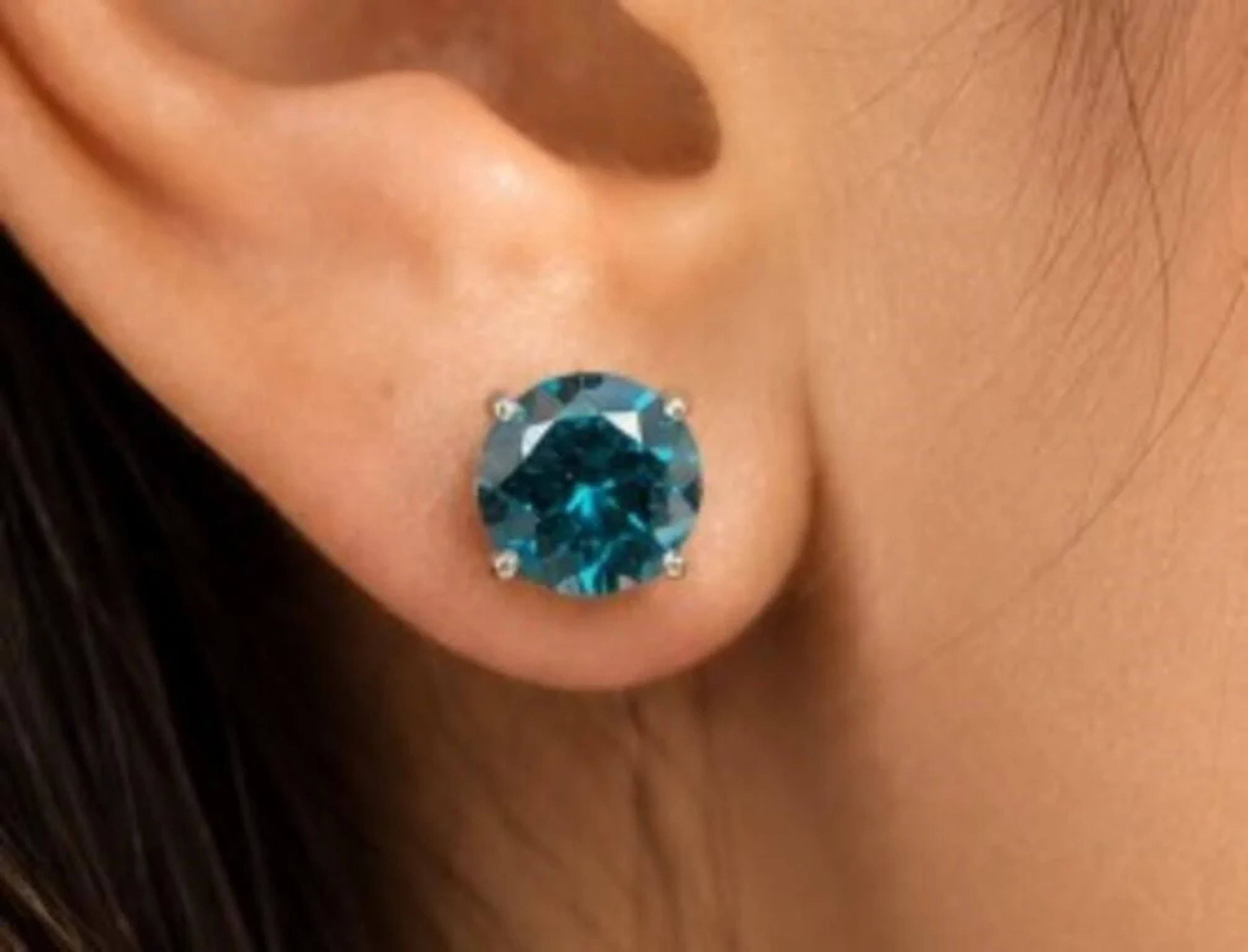 $3200, 10kblue lab diamond (2.2ct)earing, retail v