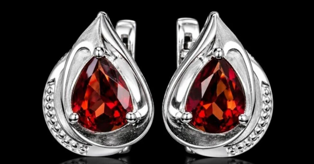 $280, silver(4.01g), garnet (2ct)earing, retail va