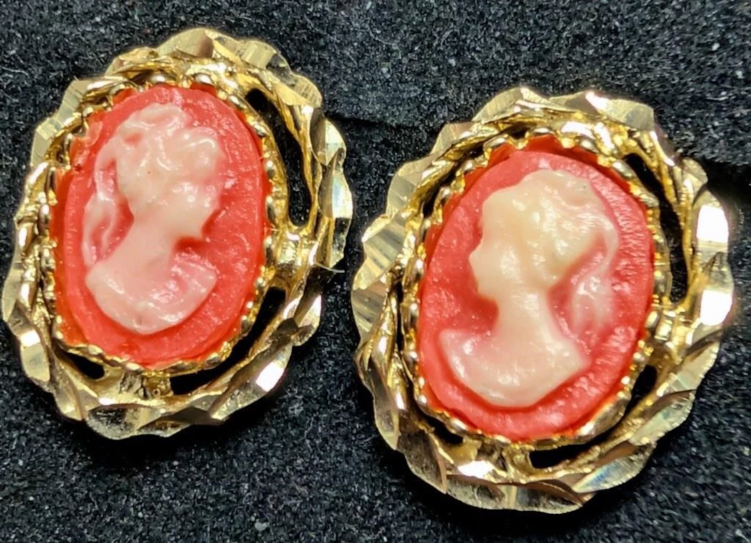$1050, 10k(1.79g), cameo earring, MSRP $1050
