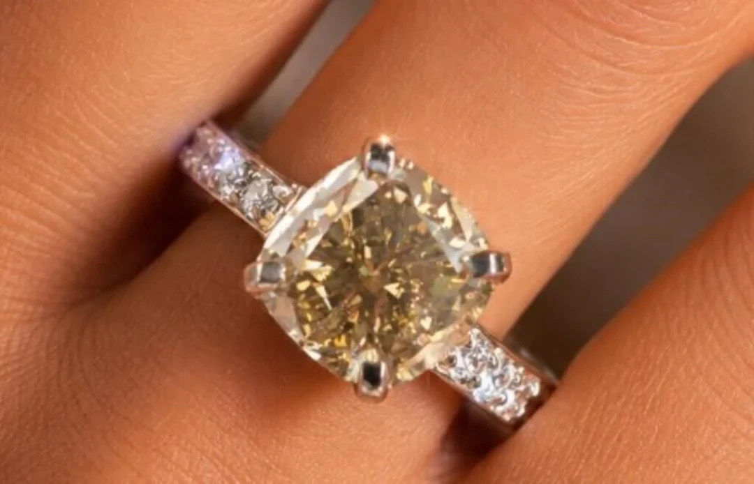$3015, 10k(1.64g), diamond (0.8ct), diamond (0.1ct