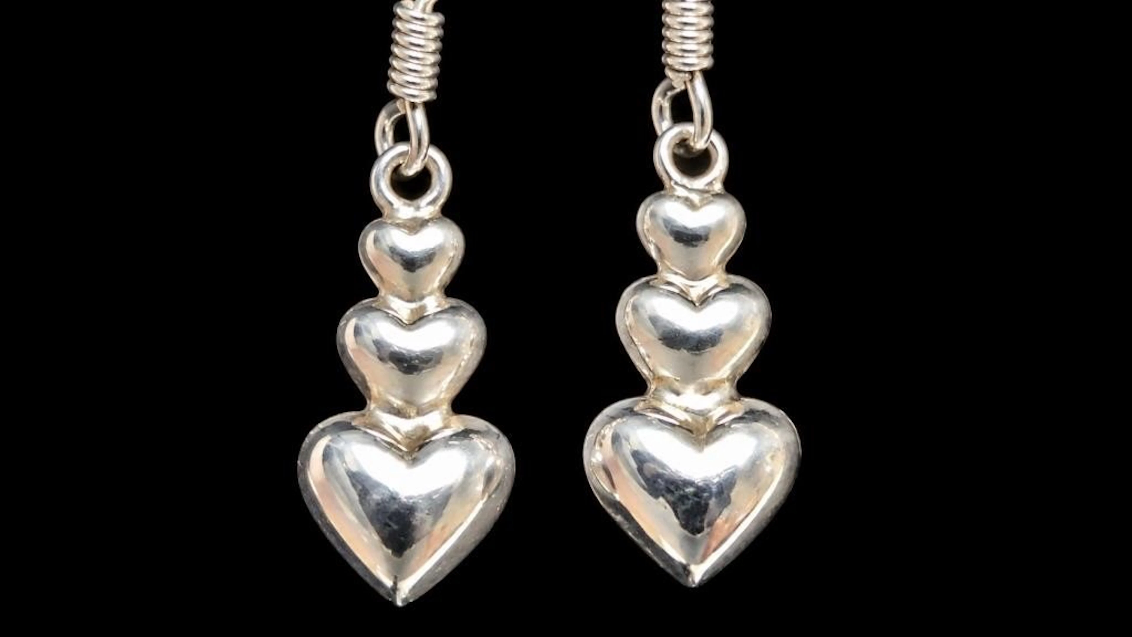$40, silver(1.3g), earring, retail value $40