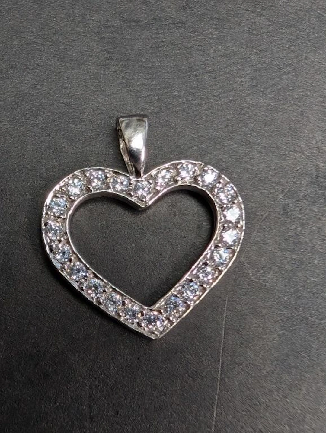 $800, 10Kt(1.4g), Pendant, retail value $800