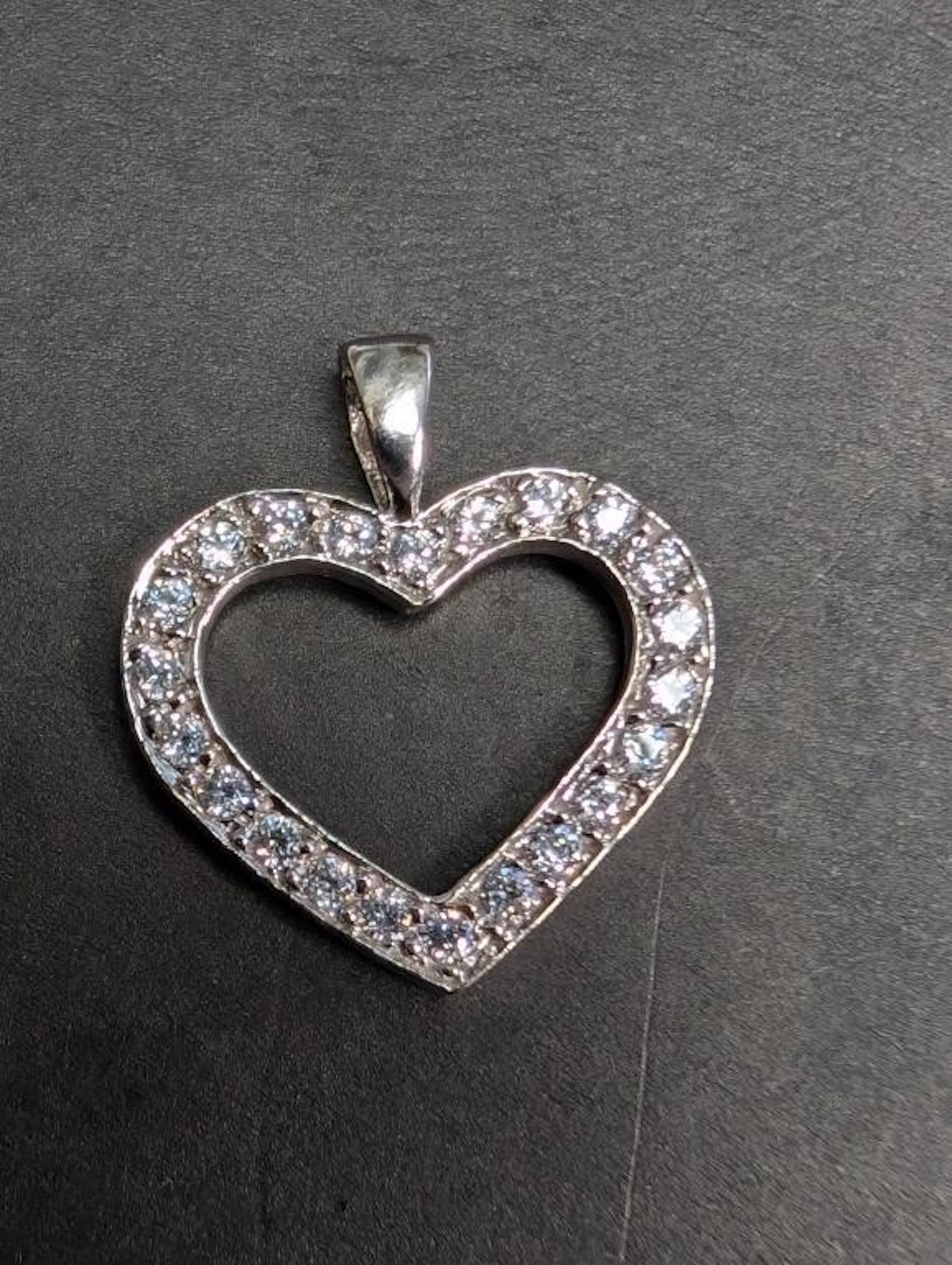 $800, 10Kt(1.4g), Pendant, retail value $800