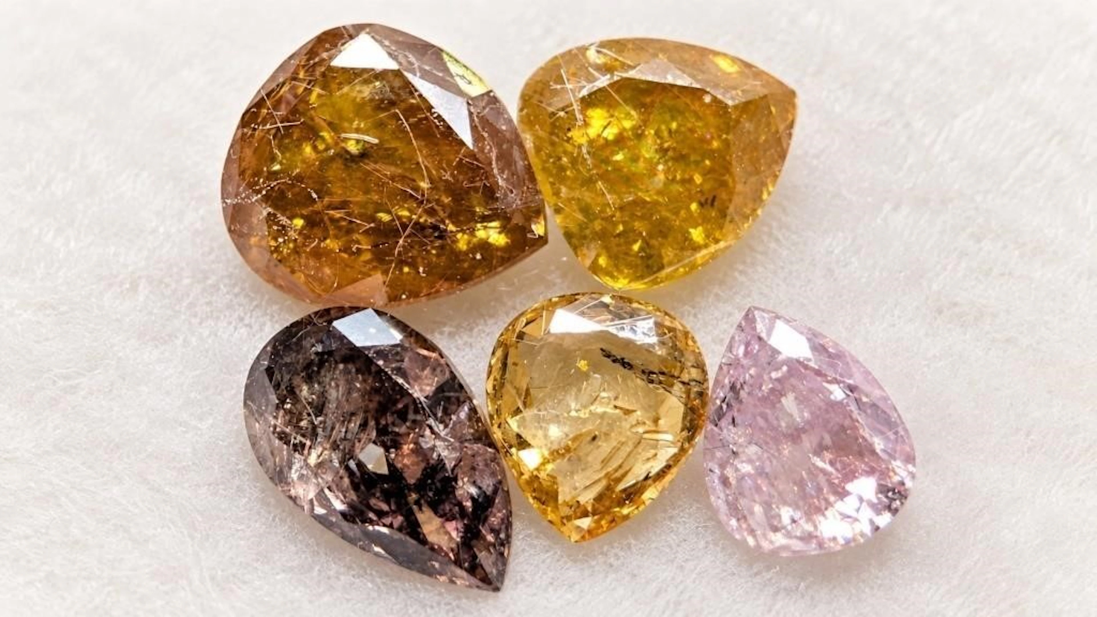$2600, Natural fancy color diamonds (1.3ct)gemston