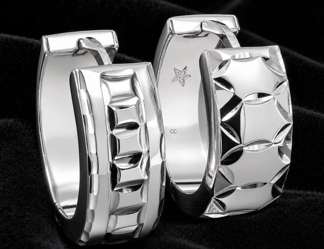 $2900, 18k(3.2g), hoop earring, msrp value $2900