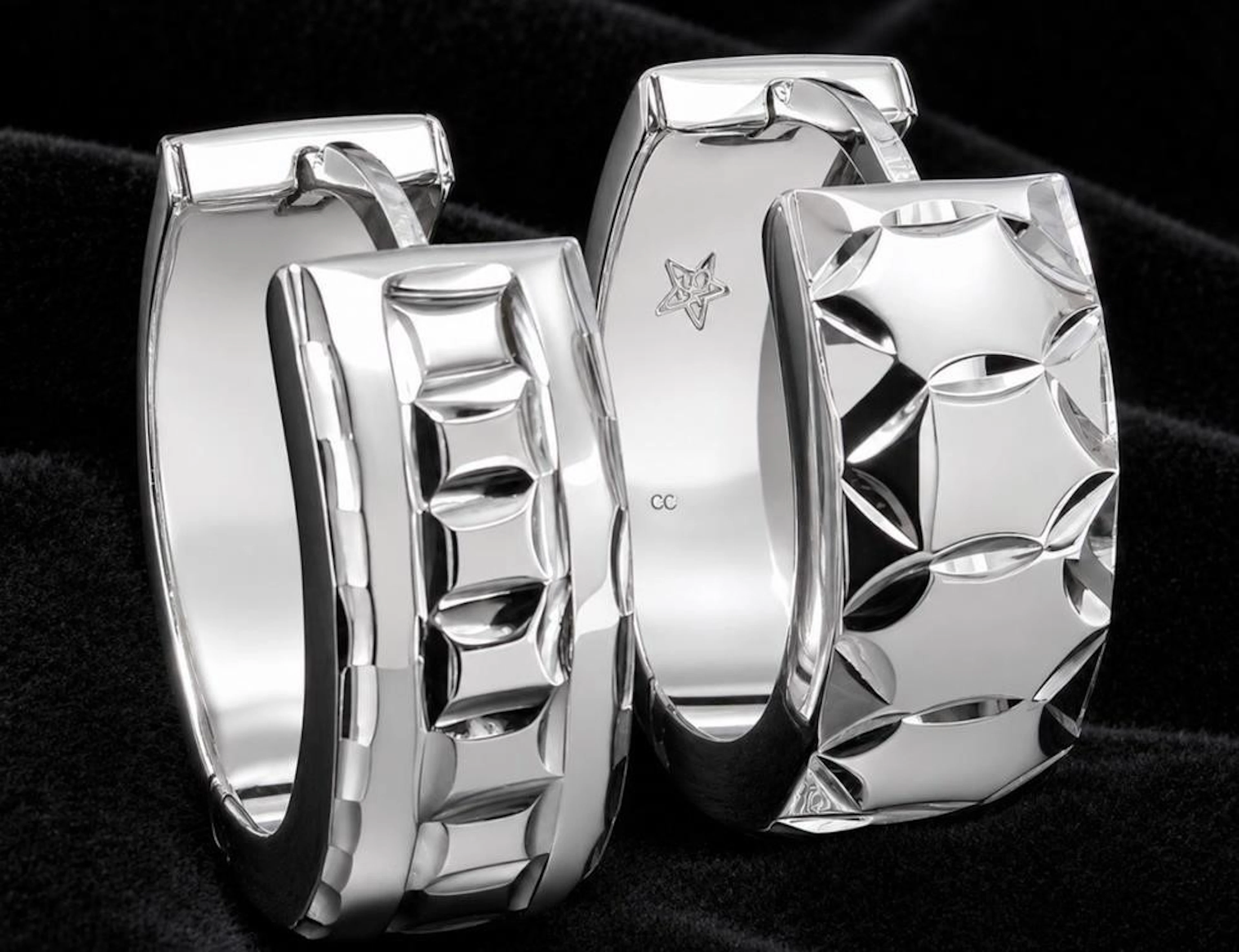$2900, 18k(3.2g), hoop earring, msrp value $2900