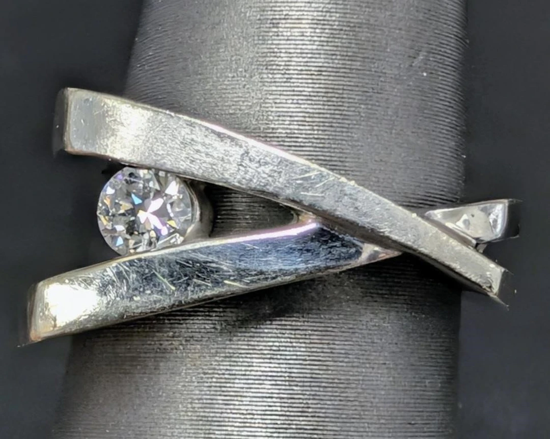 $4200, 10k(6.34g), natural diamond (0.15ct)ring