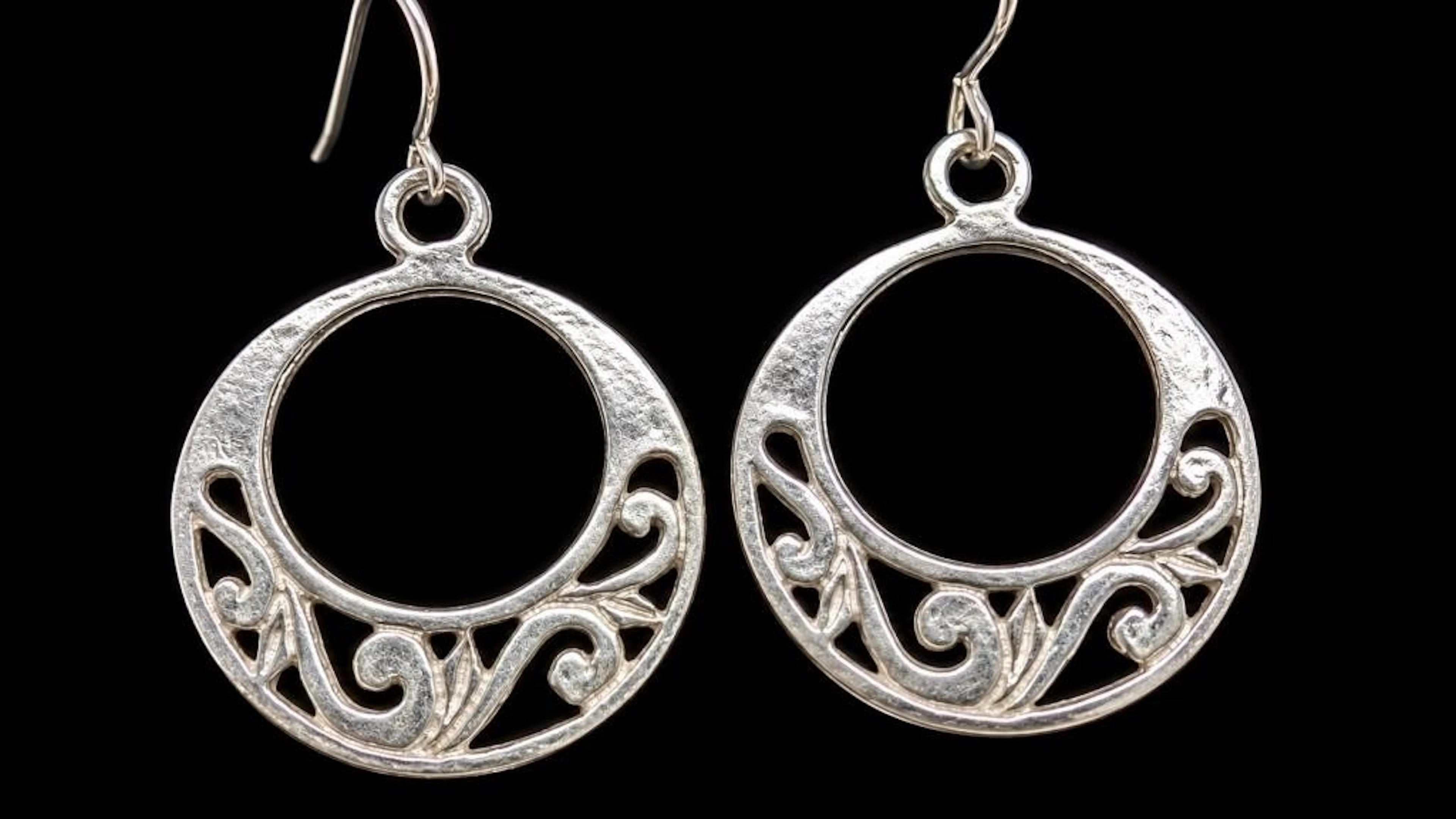 $100, silver(3.5g), earring, retail value $100
