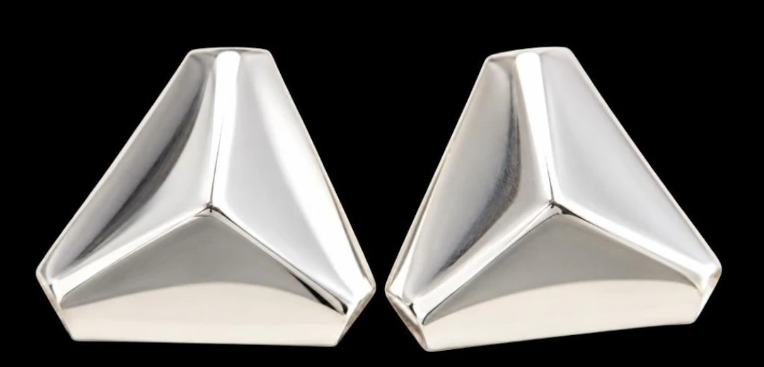 $90, silver(2.9g), earring, retail value $90