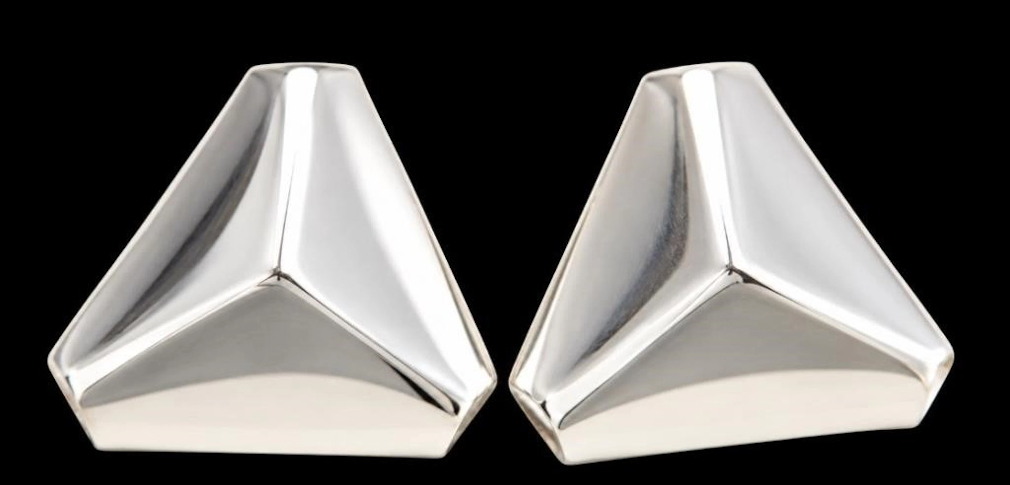 $90, silver(2.9g), earring, retail value $90