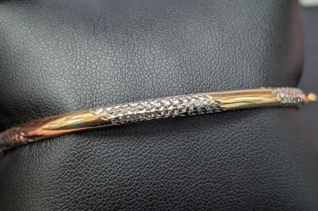 $2800, 10k(4.01g), two tone diamond cut bangle, r
