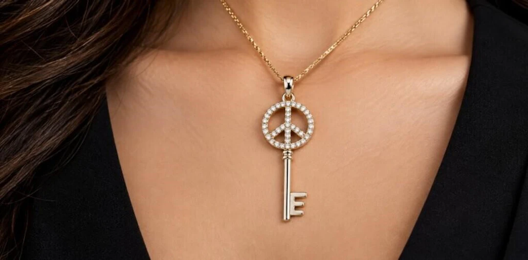 $2000, 10k(1.26g), diamond (0.2ct)pendant, retail