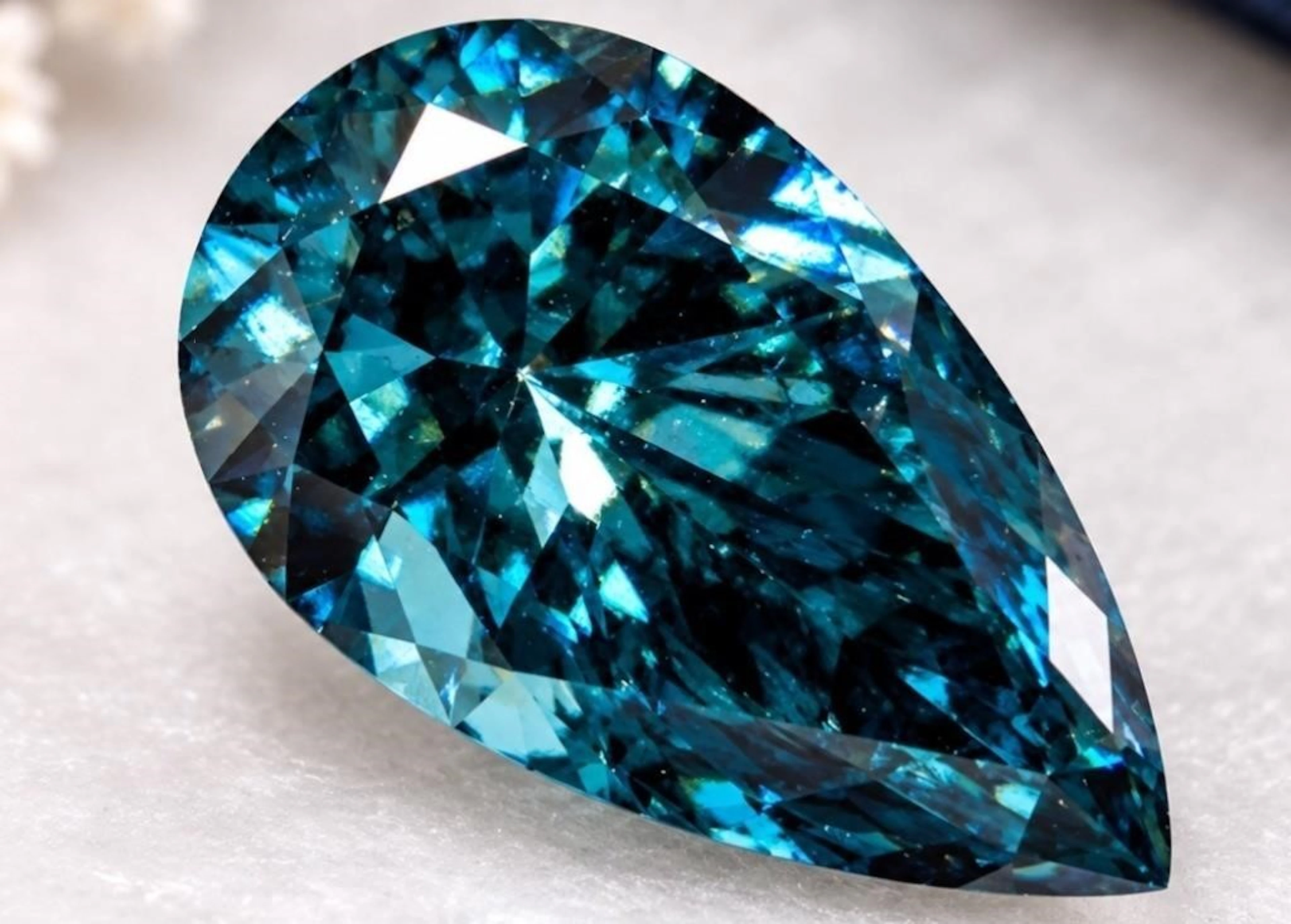 $2000, Lab-grown diamond (2.1ct)gemstone, retail v
