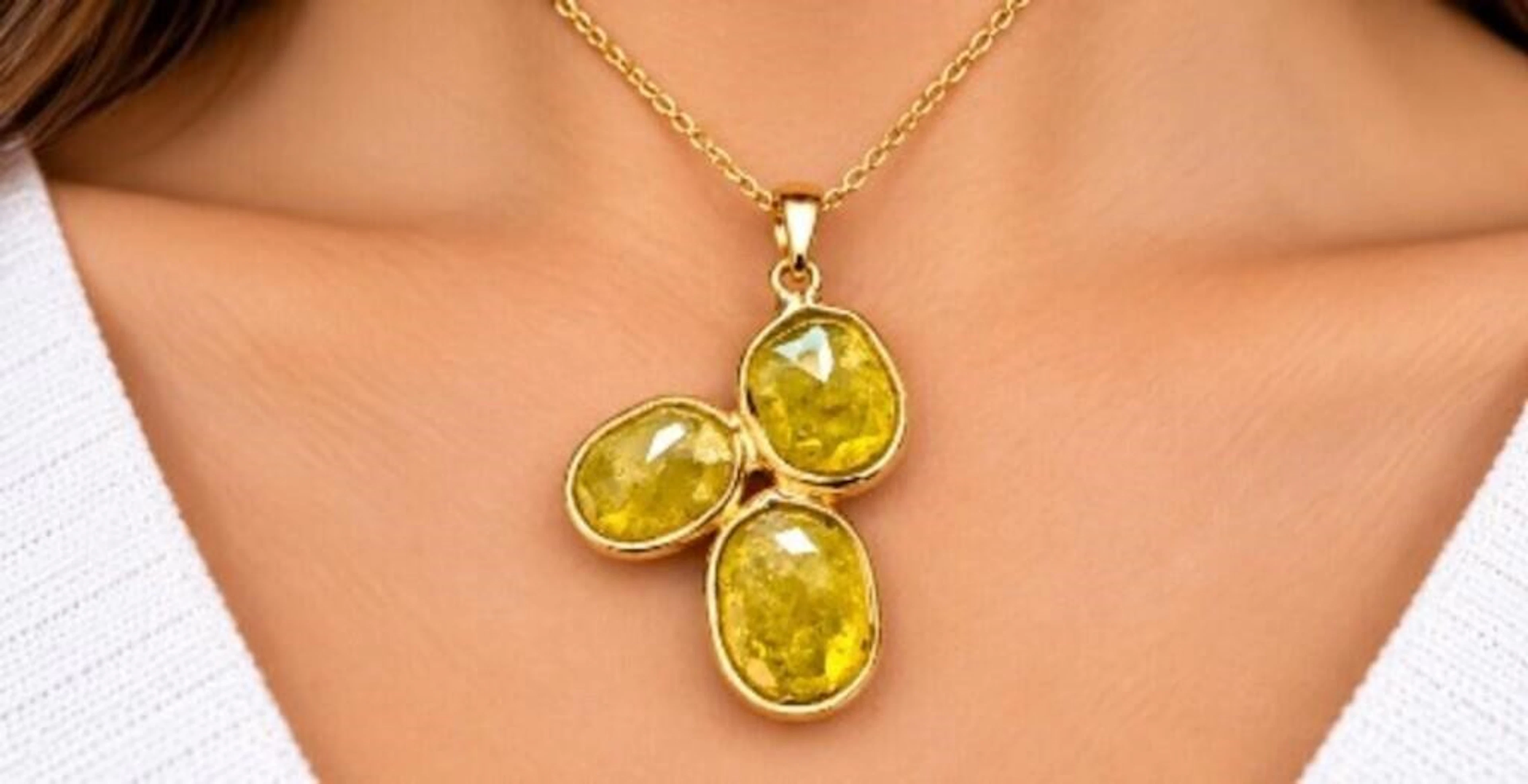 10k(0.6g), diamond (1.75ct)pendant, retail value $