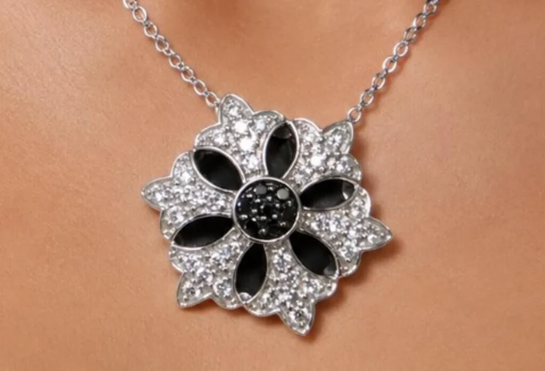 $3900, 14k(3.69g), diamond (0.33ct)necklace, appra