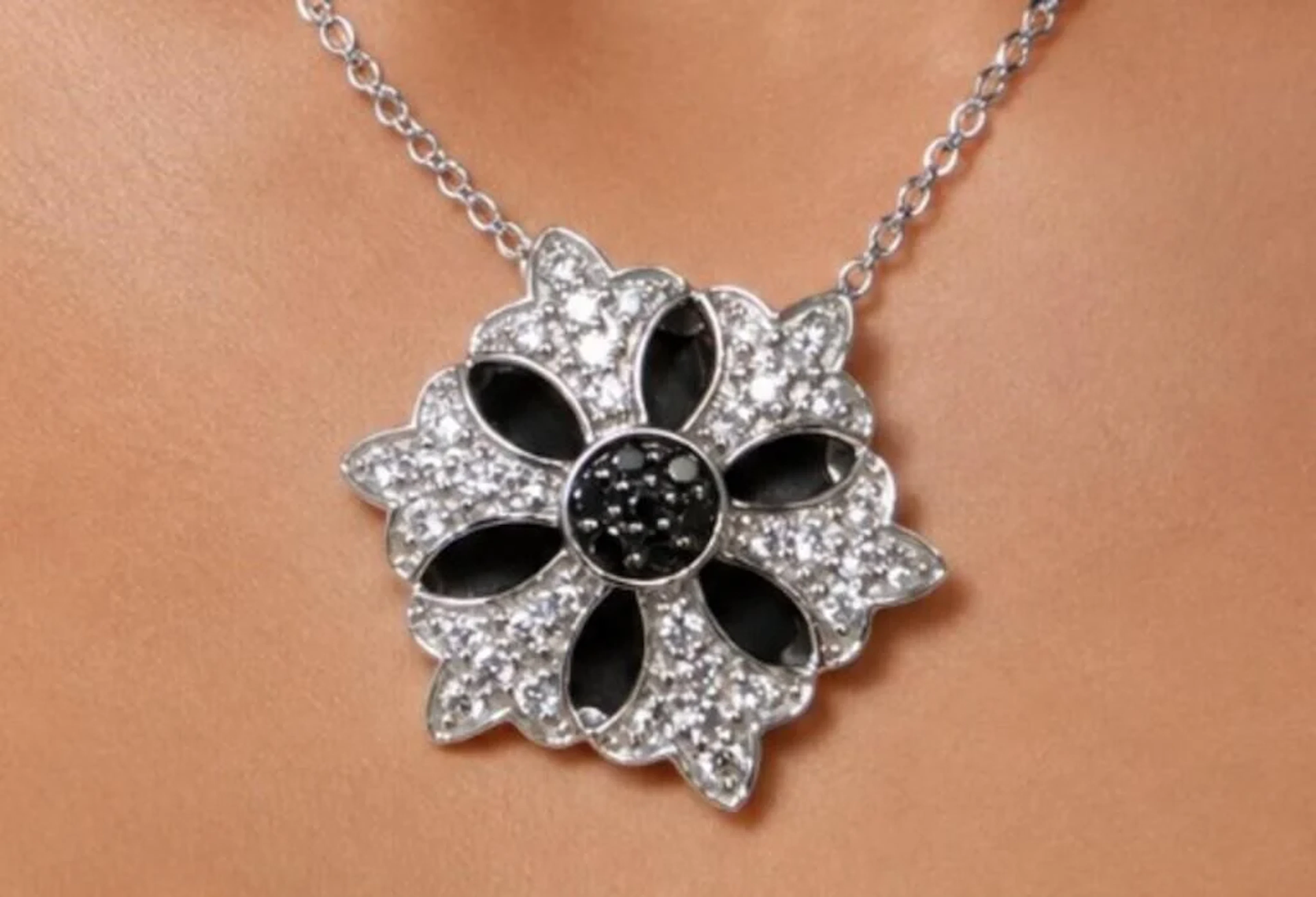 $3900, 14k(3.69g), diamond (0.33ct)necklace, appra