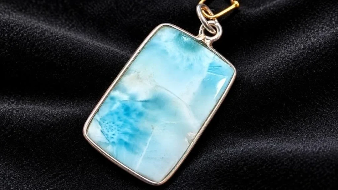 $40, silver(2.5g), pendant, retail value $40
