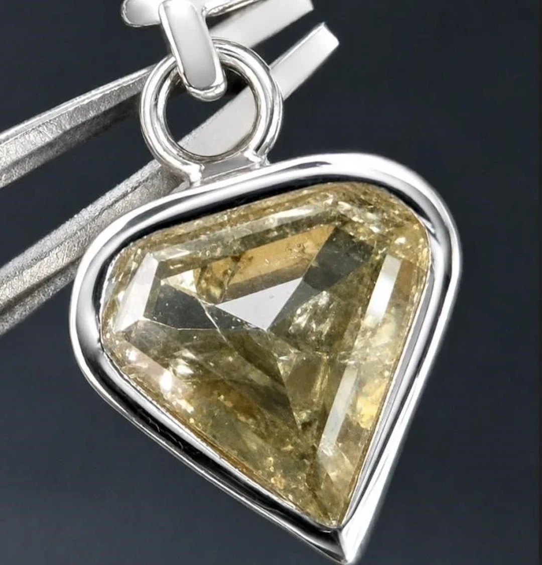 $4000, 10k(0.46g), natural color diamond (1.02ct)