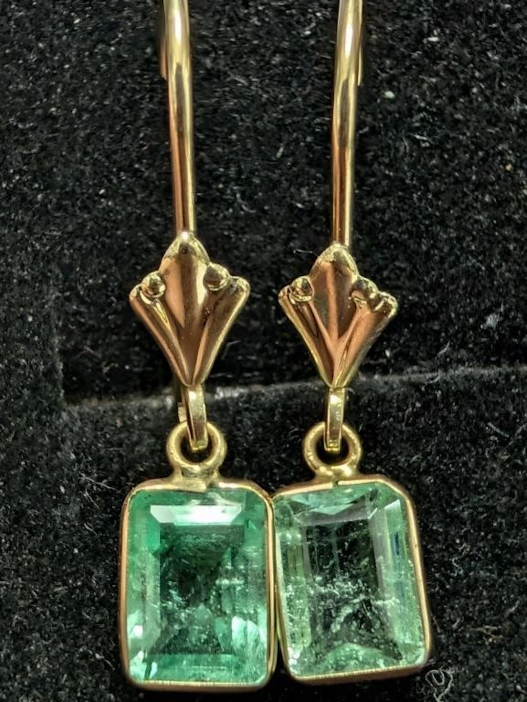 $1680, 14k(1.09g), colombian emerald (1.45ct) ear