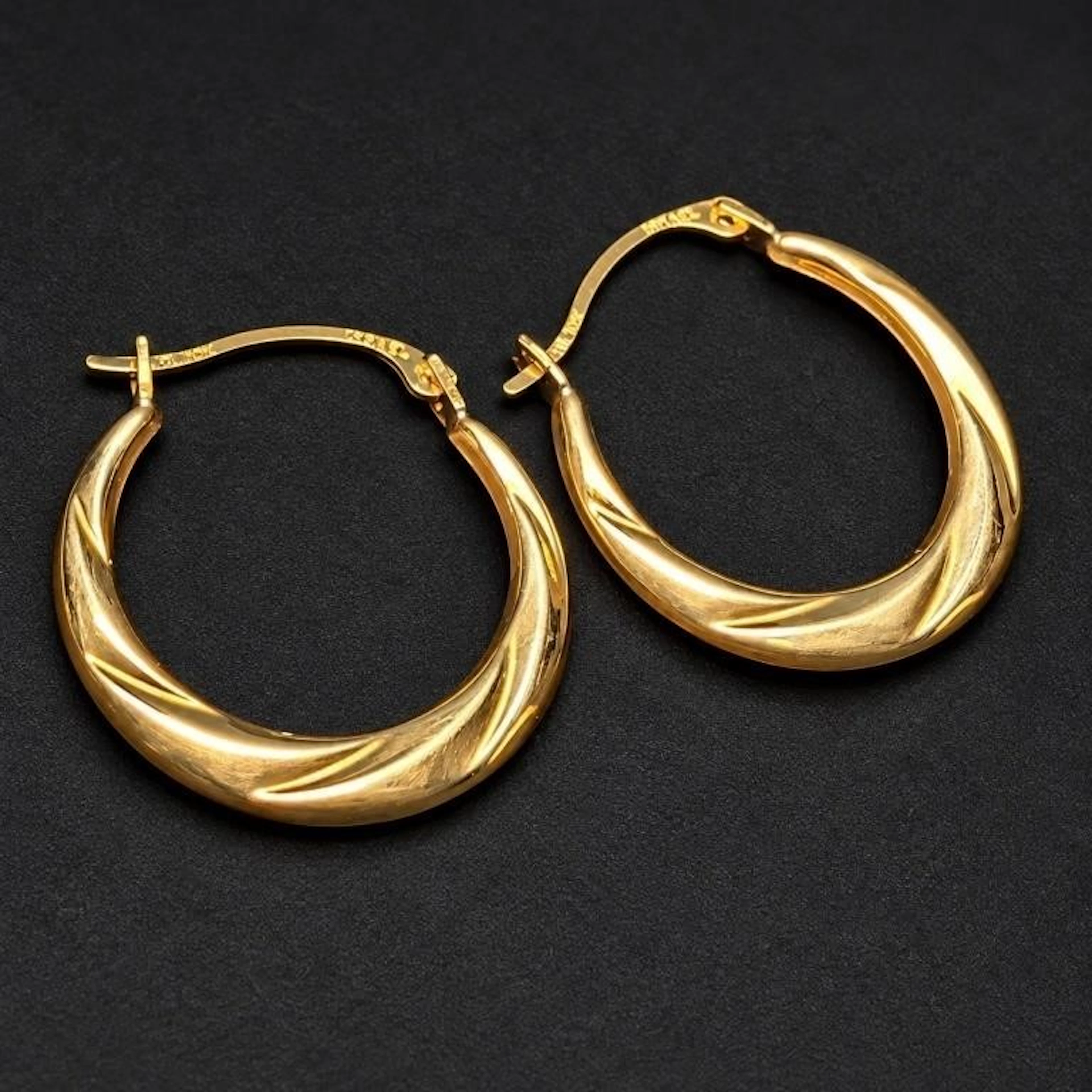 $350, 10k(0.46g), earring, retail value $350