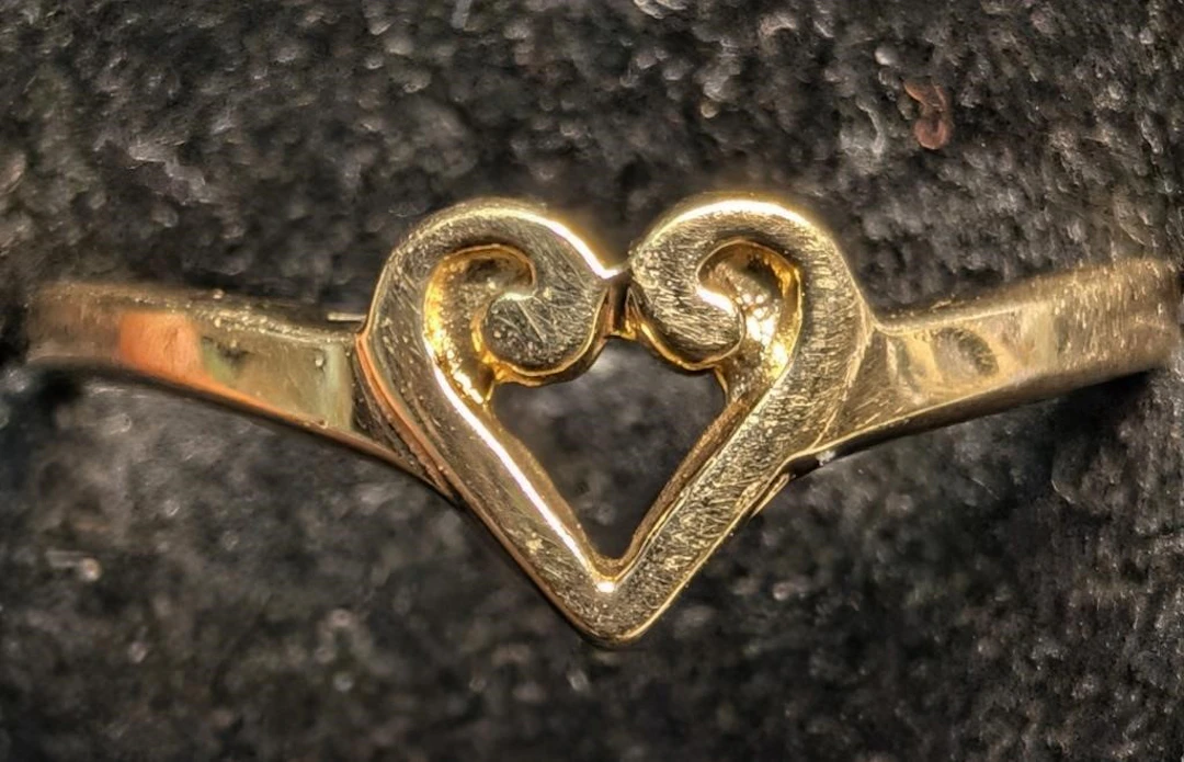 $700, 10k(0.94g), ring, size 7, retail value $700