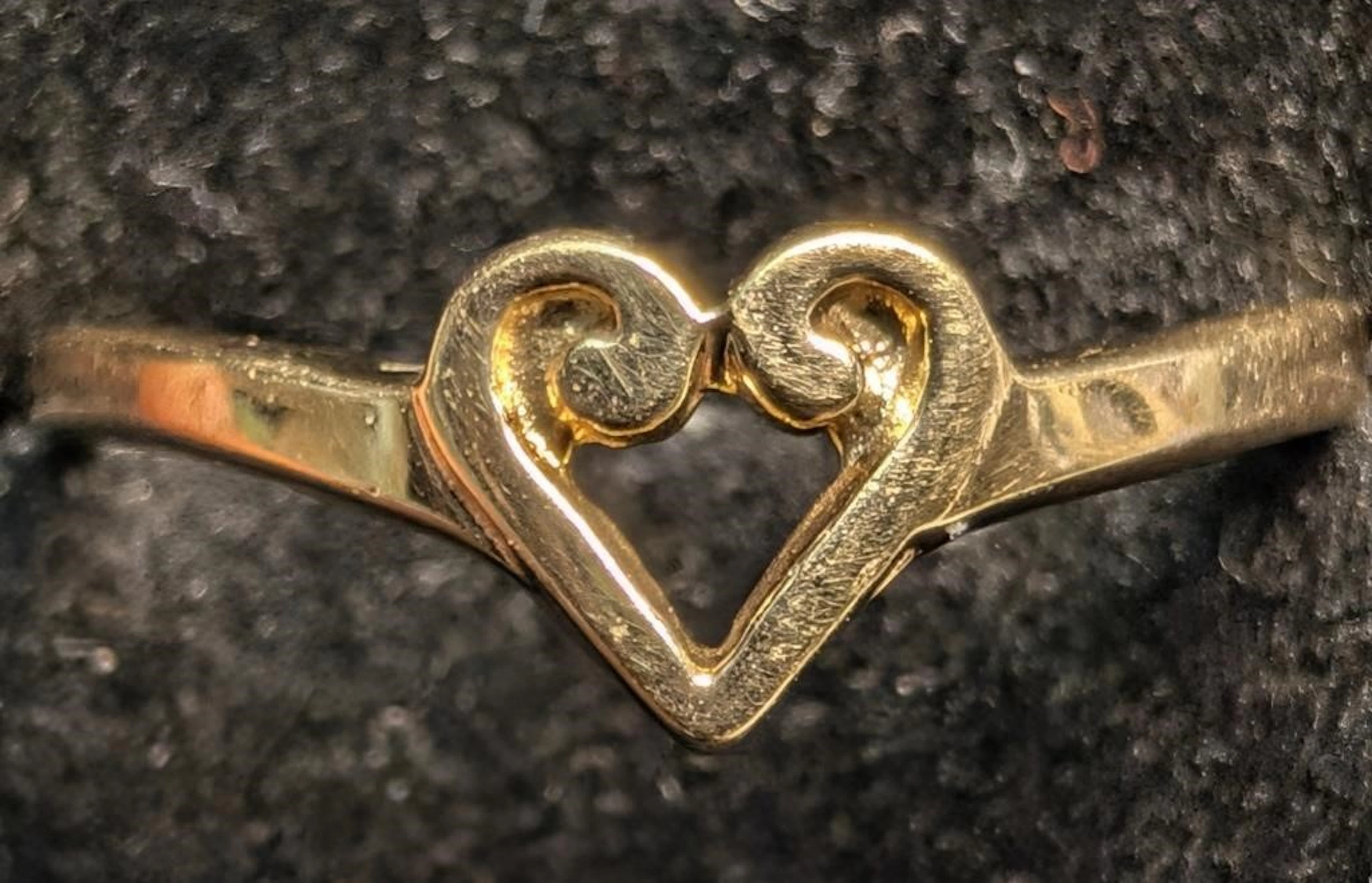 $700, 10k(0.94g), ring, size 7, retail value $700