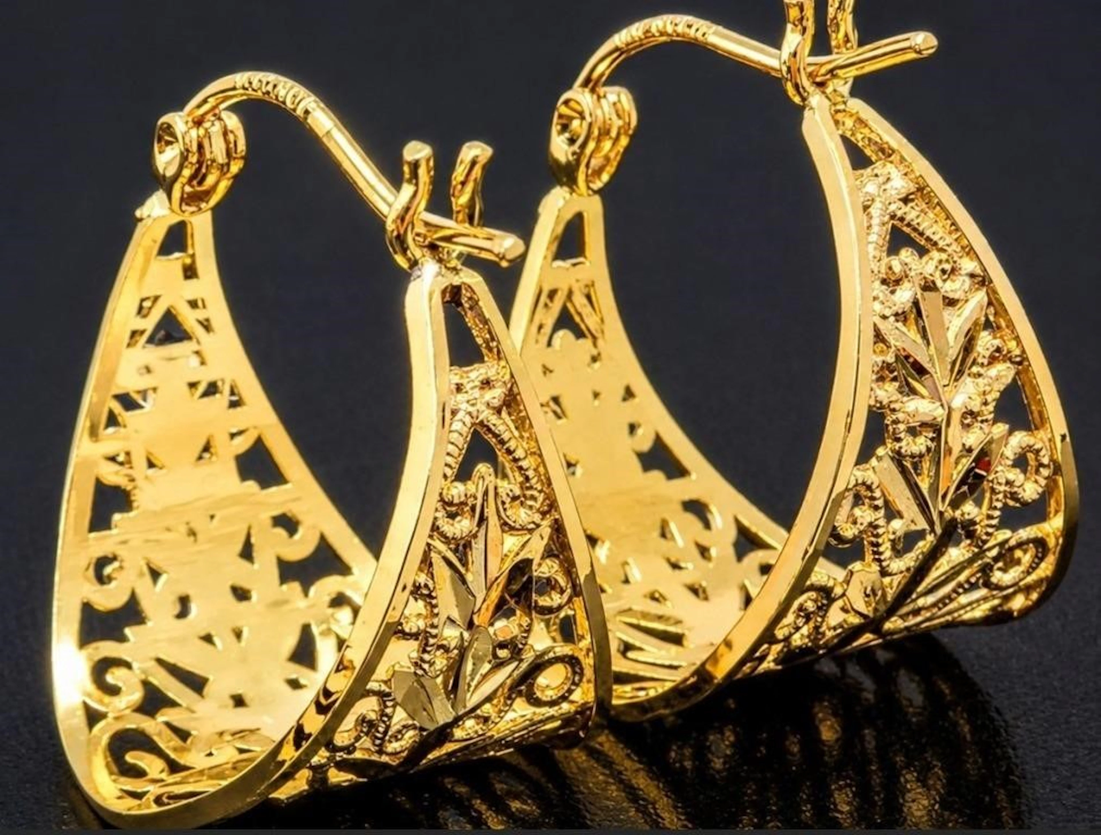 $1500, 10k(2.2g), earring, retail value $1500