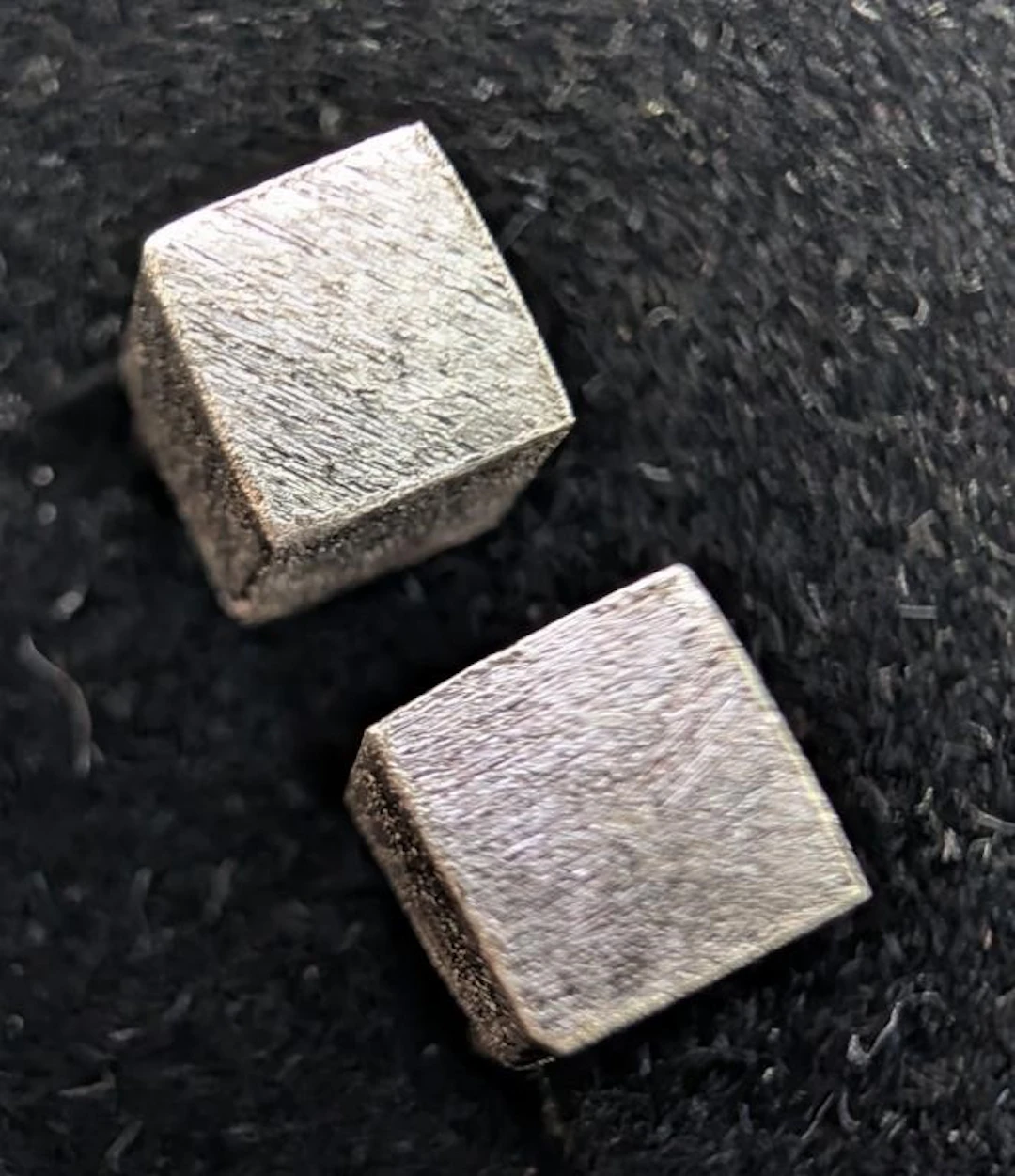 $50, silver (1.7g), earring, retail value $50