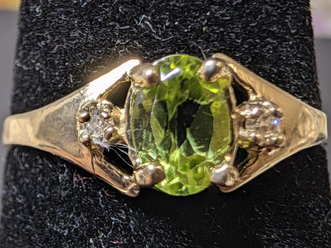 $800, 10kt(1.3g), Peridot (0.5ct), Diamond (0.02ct