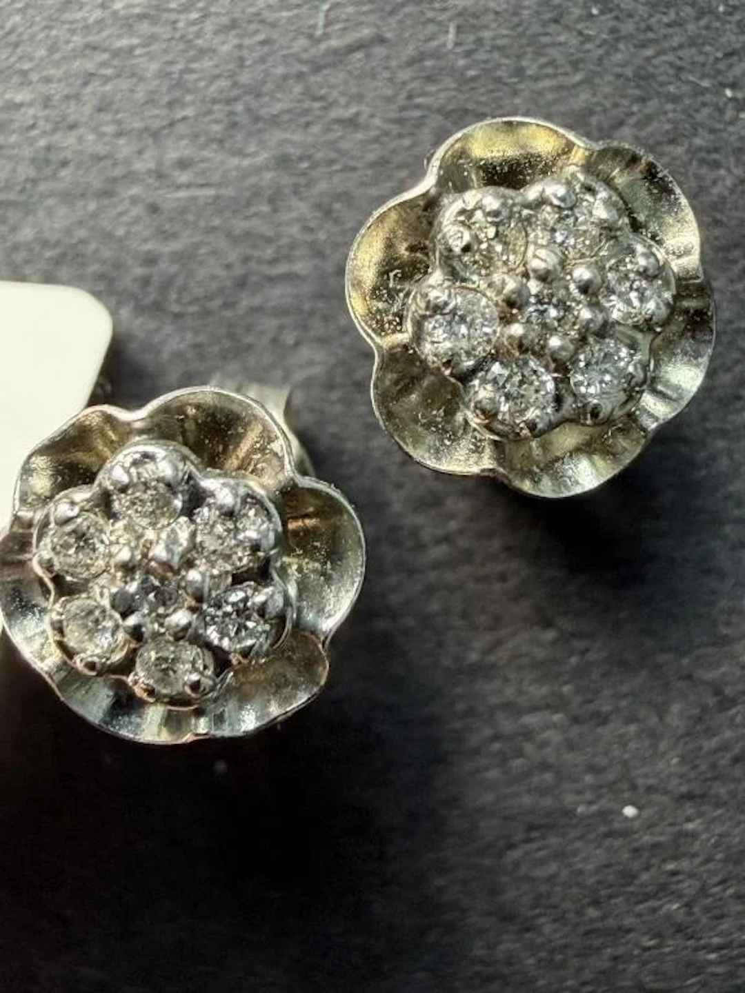 $1000, WG (0.75g), Diamonds (0.10ct), Flower Earri