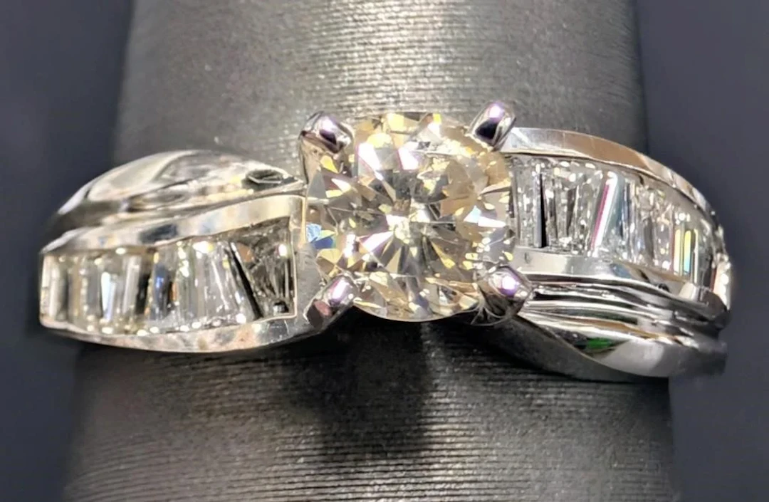$4000, 14k(3.63g), natural diamond (0.76ct)ring