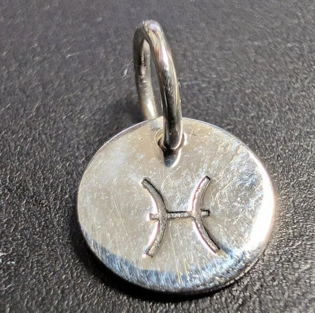 $50, silver(0.4g), pendant, retail value $50