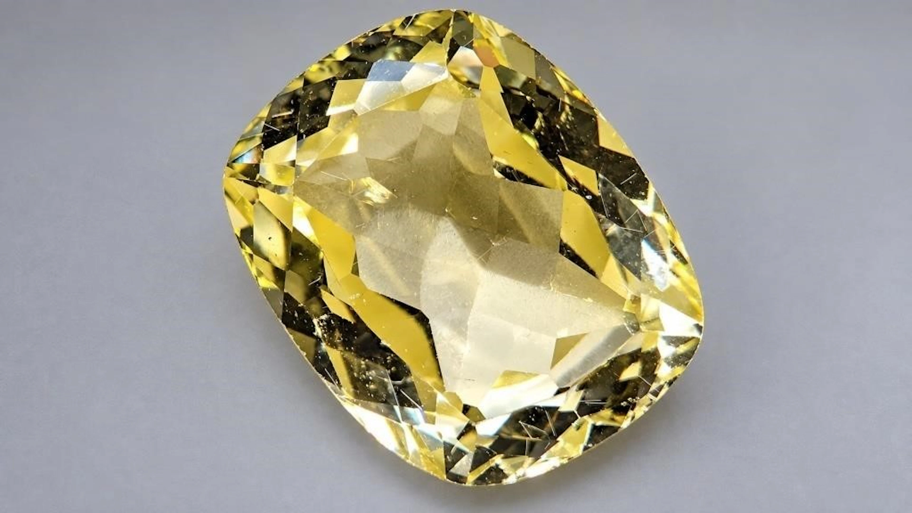 $1000, Lab-created yellow sapphire (10ct)gemstone